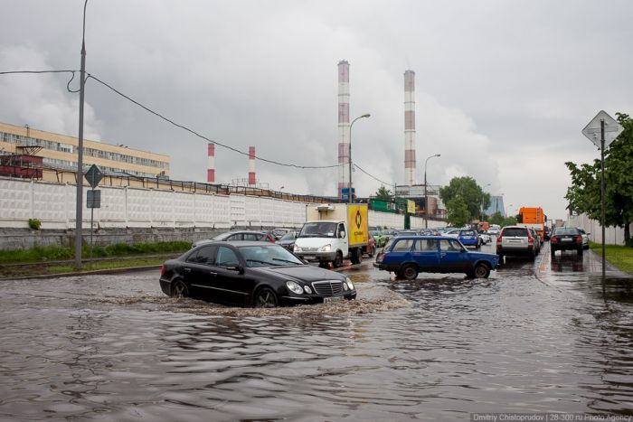 Затопленная улица в Москве (17 фото)