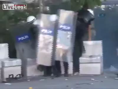 Беспорядки и массовый протест на улицах Стамбула в Турции (4.7 мб)