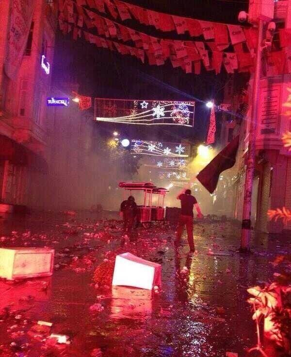 Беспорядки и массовый протест на улицах Стамбула в Турции (34 фото + видео)