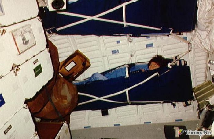 Как в условиях невесомости на МКС спят астронавты (9 фото)