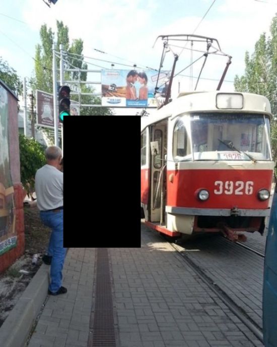 Трамвай раздавил Мазду в Донецке (3 фото)
