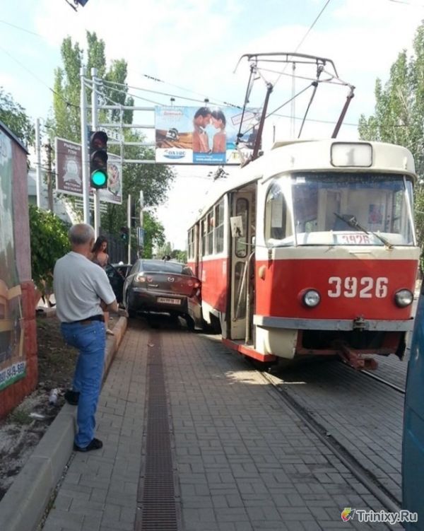 Трамвай раздавил Мазду в Донецке (3 фото)