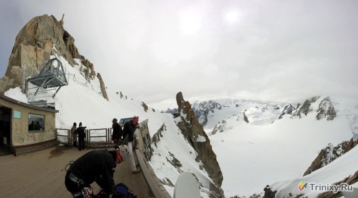 Удивительное место на вершине горы Эгюий-дю-Миди (13 фото)