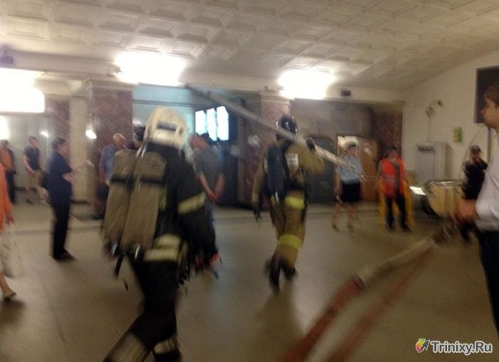 Транспортный коллапс в Москве из-за пожара на станции метро Охотный ряд (42 фото + видео)