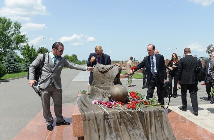 Стивен Сигал побывал с делегацией в Беслане (29 фото + 2 видео)