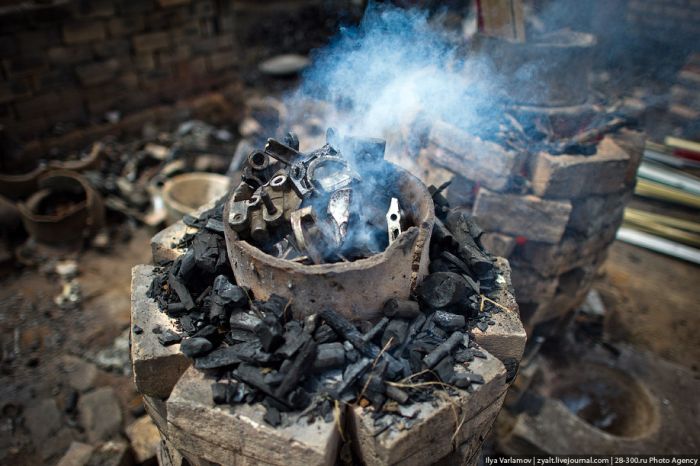 Производство кастрюль своими руками на Мадагаскаре (21 фото)