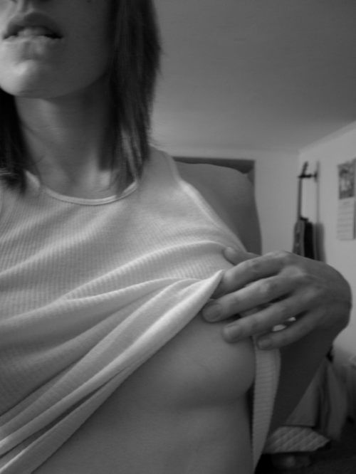 Девушки сексуально оголяют грудь (40 фото)