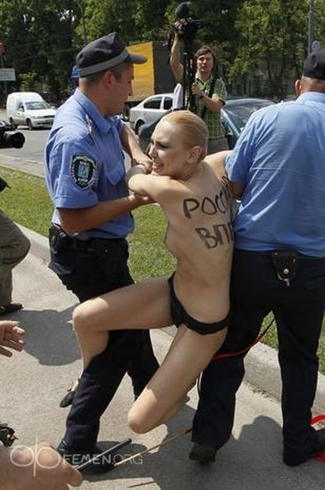 Реакция FEMEN на новость о разводе Владимира Путина (19 фото + видео)