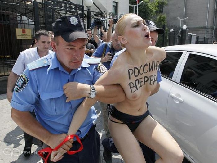 Реакция FEMEN на новость о разводе Владимира Путина (19 фото + видео)