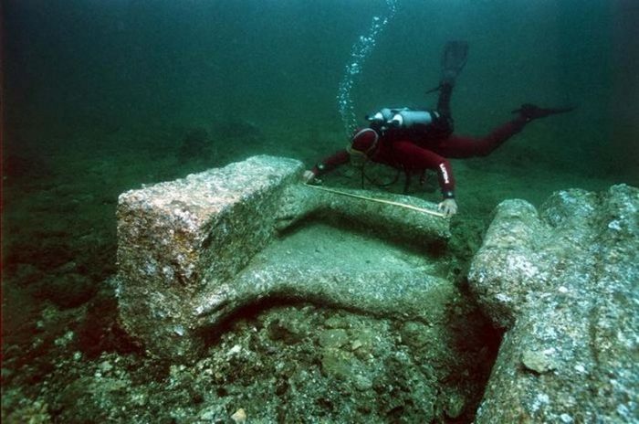 Подводное погружение к древнему городу (20 фото)