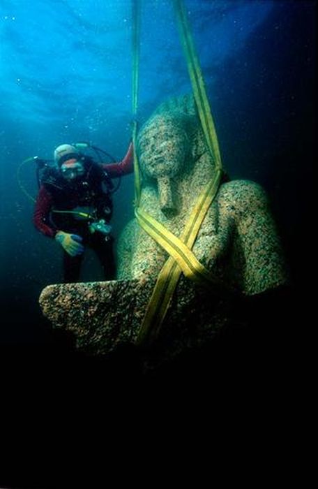 Подводное погружение к древнему городу (20 фото)