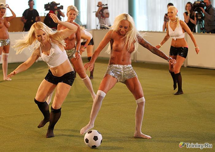 Чемпионат Европы женскому обнаженному футболу 2013 (18 фото)