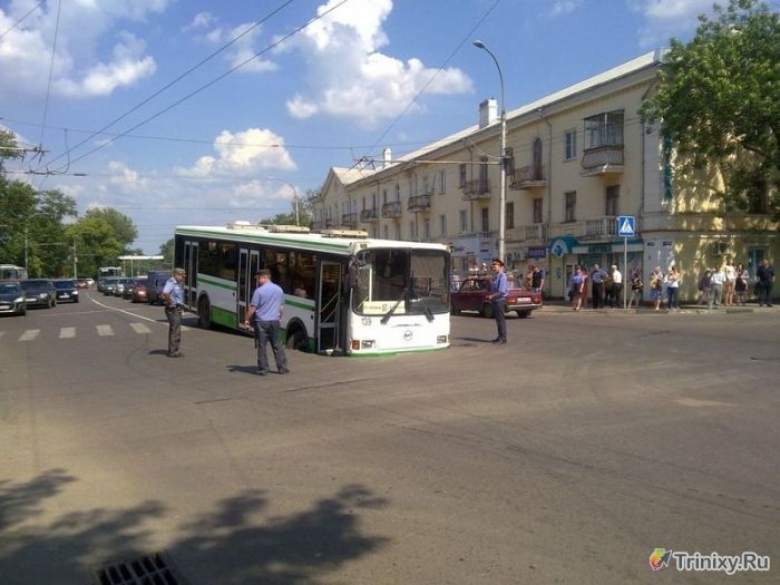 Необычное ДТП рейсового автобуса в Тамбове (3 фото)
