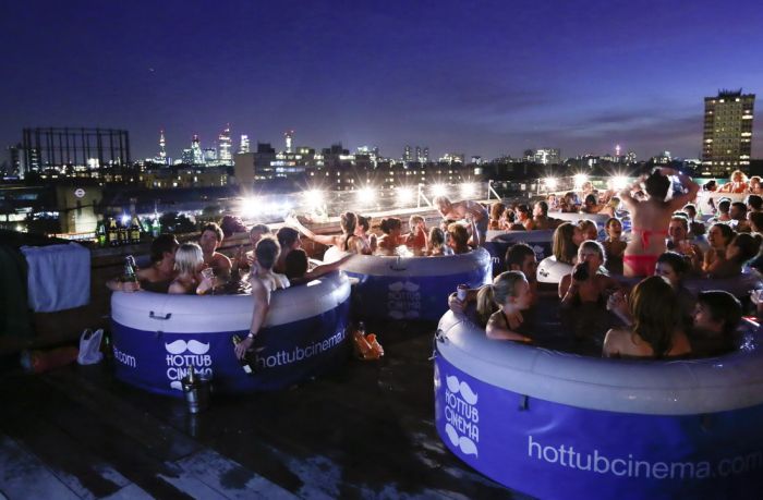 Hot Tub Cinema - новый вид развлечений для любителей чего-то нового (20 фото)
