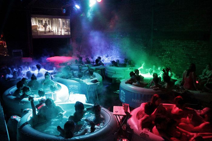 Hot Tub Cinema - новый вид развлечений для любителей чего-то нового (20 фото)