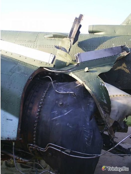 Героическая посадка подбитого Су-25 (6 фото)