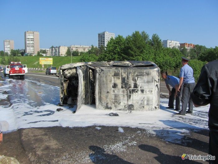 В Братске сгорел полицейский УАЗ (11 фото + 3 видео)