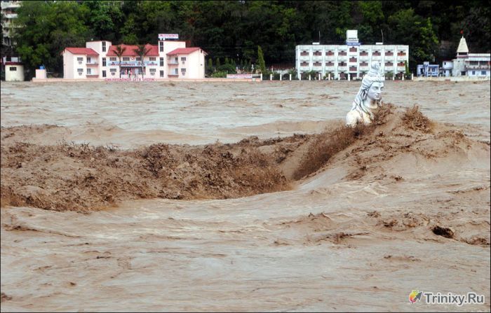 Жуткие последствия наводнения в Индии (23 фото)
