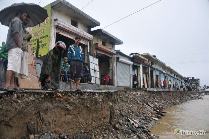 Жуткие последствия наводнения в Индии (23 фото)