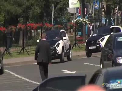 Российский гибрид "Ё-мобиль" был представлен в Санкт-Петербурге (32.4 мб)