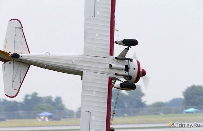Крушение спортивного самолета во время авиашоу (10 фото + видео)