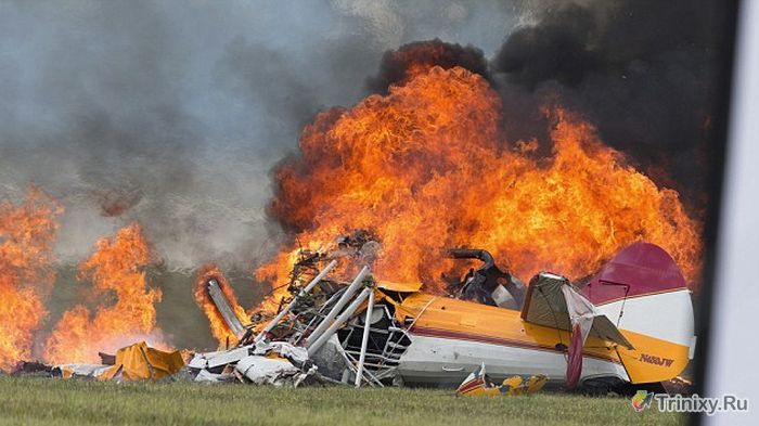 Крушение спортивного самолета во время авиашоу (10 фото + видео)