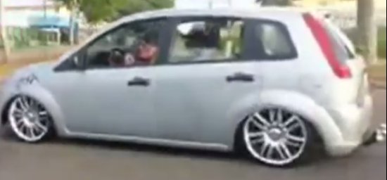 Крутой пацанчик &quot;правильно&quot; занизил подвеску своего автомобиля