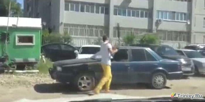 Месть автовладельцу, который заблокировал выезд (4 фото + видео)