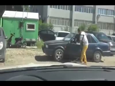 Месть автовладельцу, который заблокировал выезд (8.1 мб)
