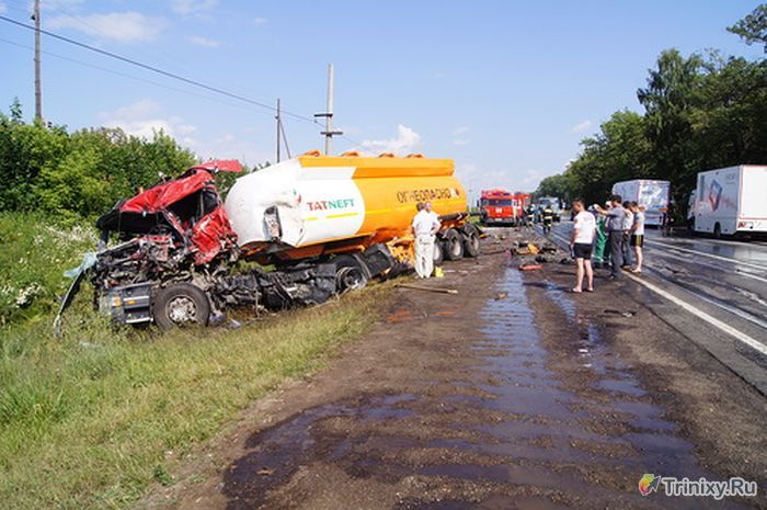 Серьезная авария грузовика с бензовозом (8 фото + 2 видео)