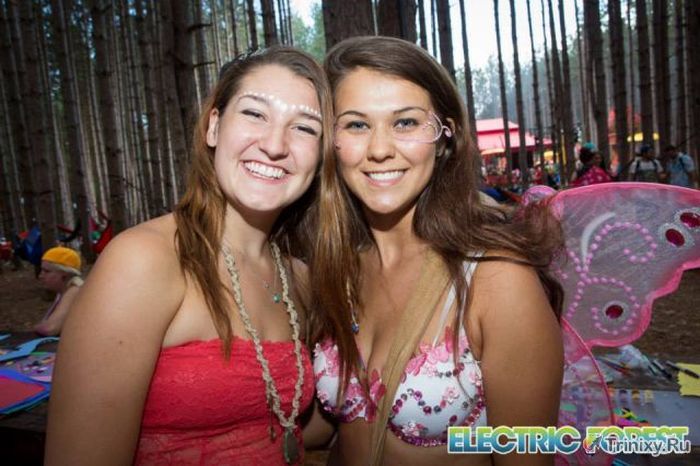Симпатичные девушки с музыкального фестиваля Electric Forest (48 фото)