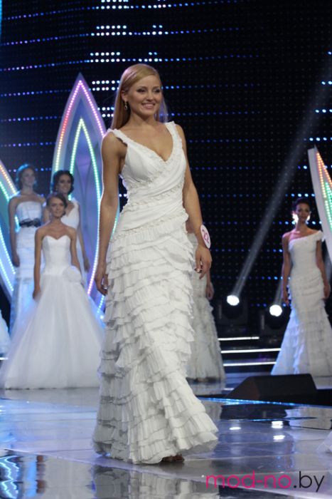 Финалистка "Мисс Минск 2013" оказалась топлес-диджеем (27 фото)