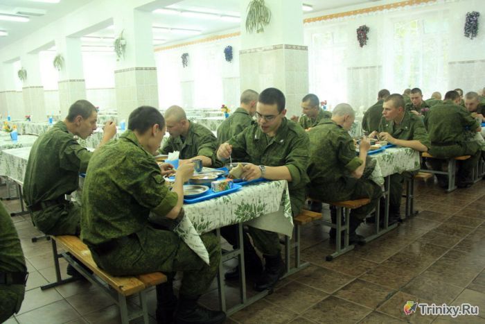 Солдатский шведский стол в российской армии (29 фото)