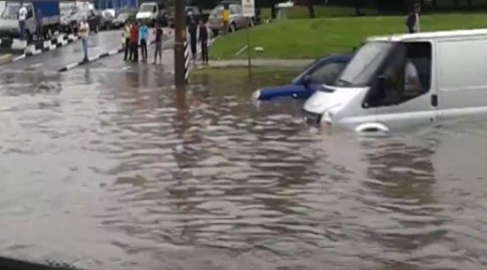 Наводнение на Боровском шоссе в Москве