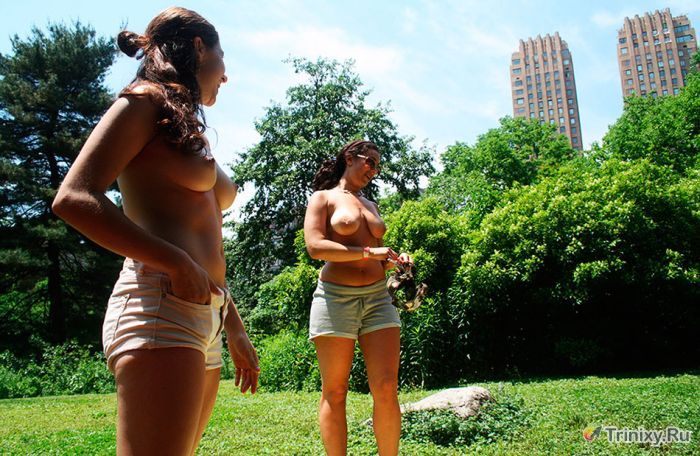 Топлес девушки в парках Нью-Йорка (30 фото)