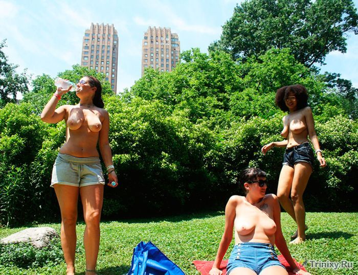 Топлес девушки в парках Нью-Йорка (30 фото)