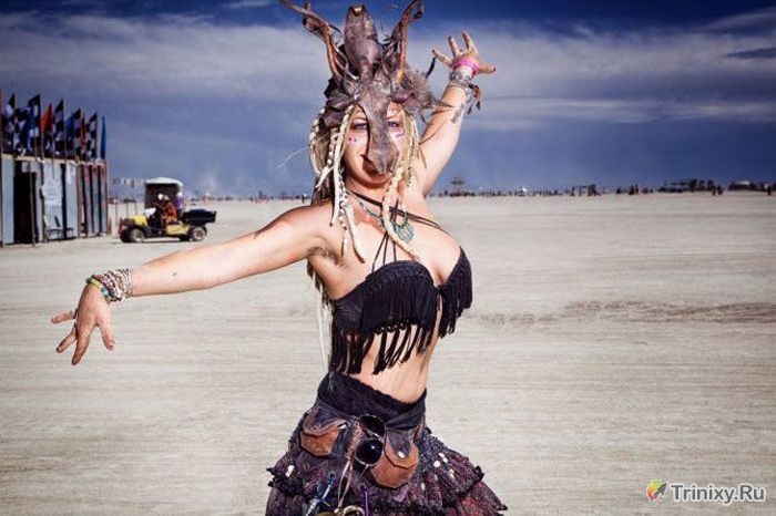 Симпатичные девушки с фестиваля Burning Man (25 фото)