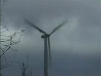 Ветряная мельница не выдержала сильного ветра во время шторма (1.7 мб)