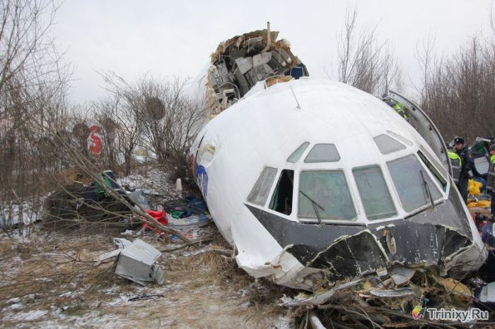 Разбитый самолет в аэропорту Домодедово (30 фото)