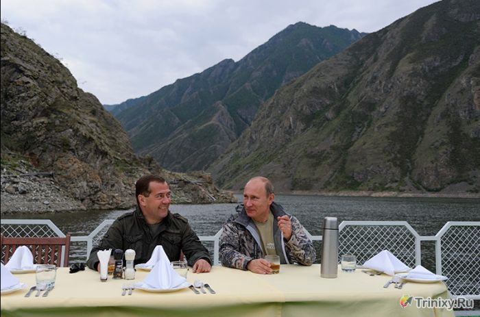 Как Путин и Медведев на рыбалку съездили (16 фото)