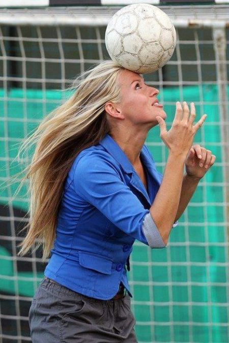 Тихана Немчич - сексуальный тренер футбольной команды (26 фото)
