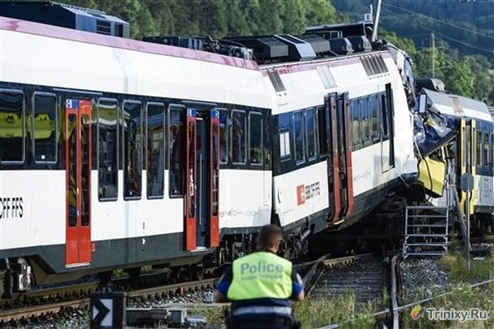 Жуткое лобовое столкновение двух поездов в Швейцарии (14 фото + видео)