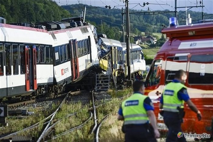 Жуткое лобовое столкновение двух поездов в Швейцарии (14 фото + видео)