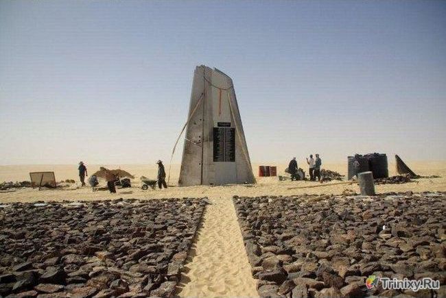 Необычный мемориал в пустыне Сахара (9 фото)