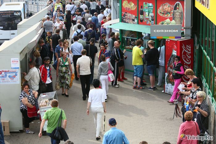 Попытки разогнать "стихийный рынок" в Выхино (14 фото)