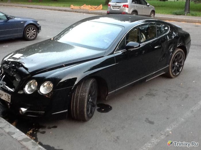 Владельца Bentley наказали за неправильную парковку (3 фото)