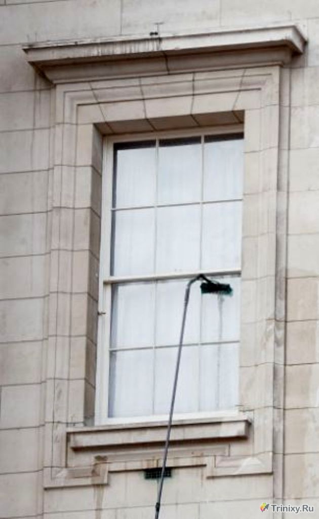 Как безопасно помыть окна на большой высоте (3 фото)
