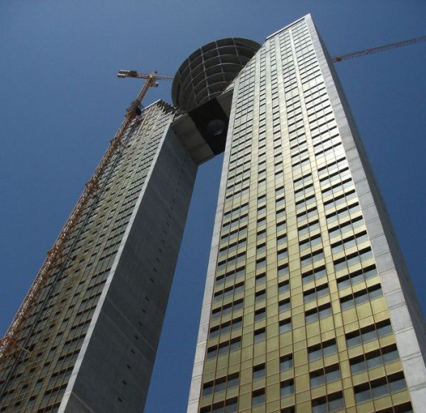 В 47-этажном небоскребе забыли построить лифт (25 фото)