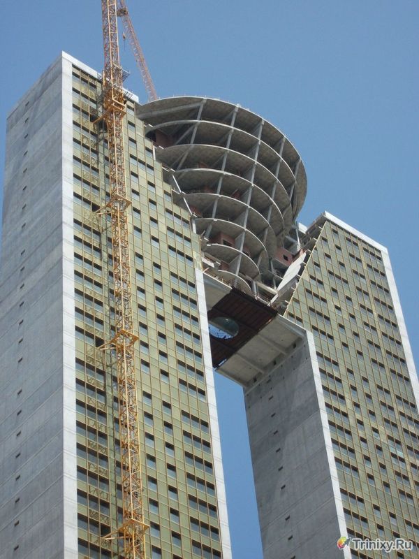 В 47-этажном небоскребе забыли построить лифт (25 фото)