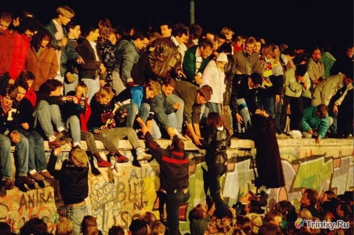Архивные кадры из истории Берлинской стены (17 фото)